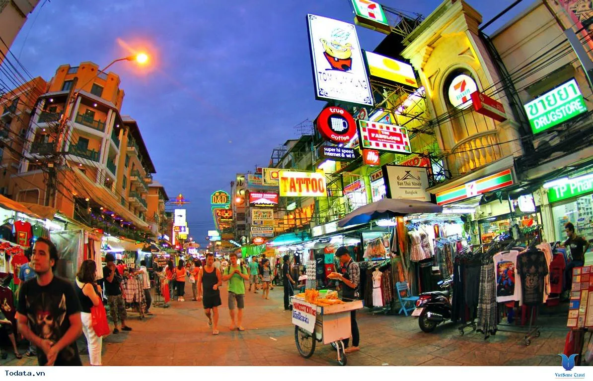 Đường Khaosan khi trời bắt đầu tối