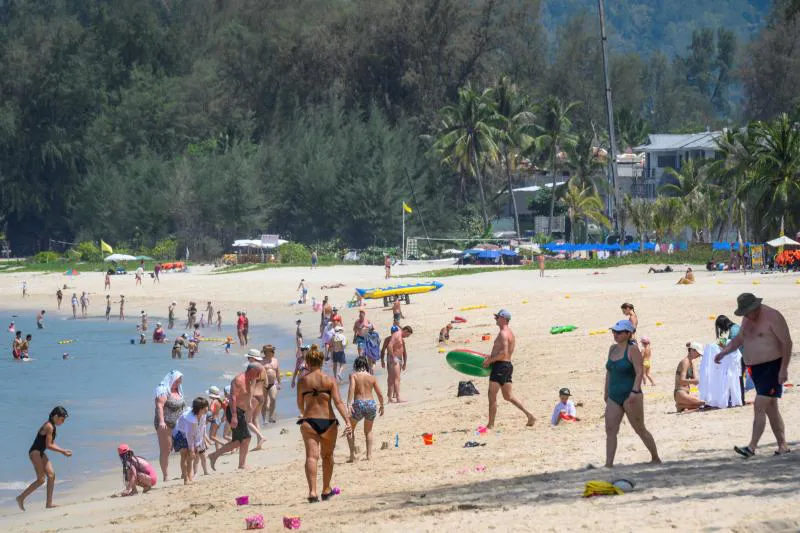 Khách du lịch quốc tế, chủ yếu là công dân Nga, đến thăm một bãi biển trên đảo Phuket vào ngày 20 tháng 3 năm 2020. Hơn 5.000 du khách Nga đã bị mắc kẹt ở Thái Lan, khi các lệnh trừng phạt quốc tế sau cuộc chiến ở Ukraine khiến các du khách lo lắng.