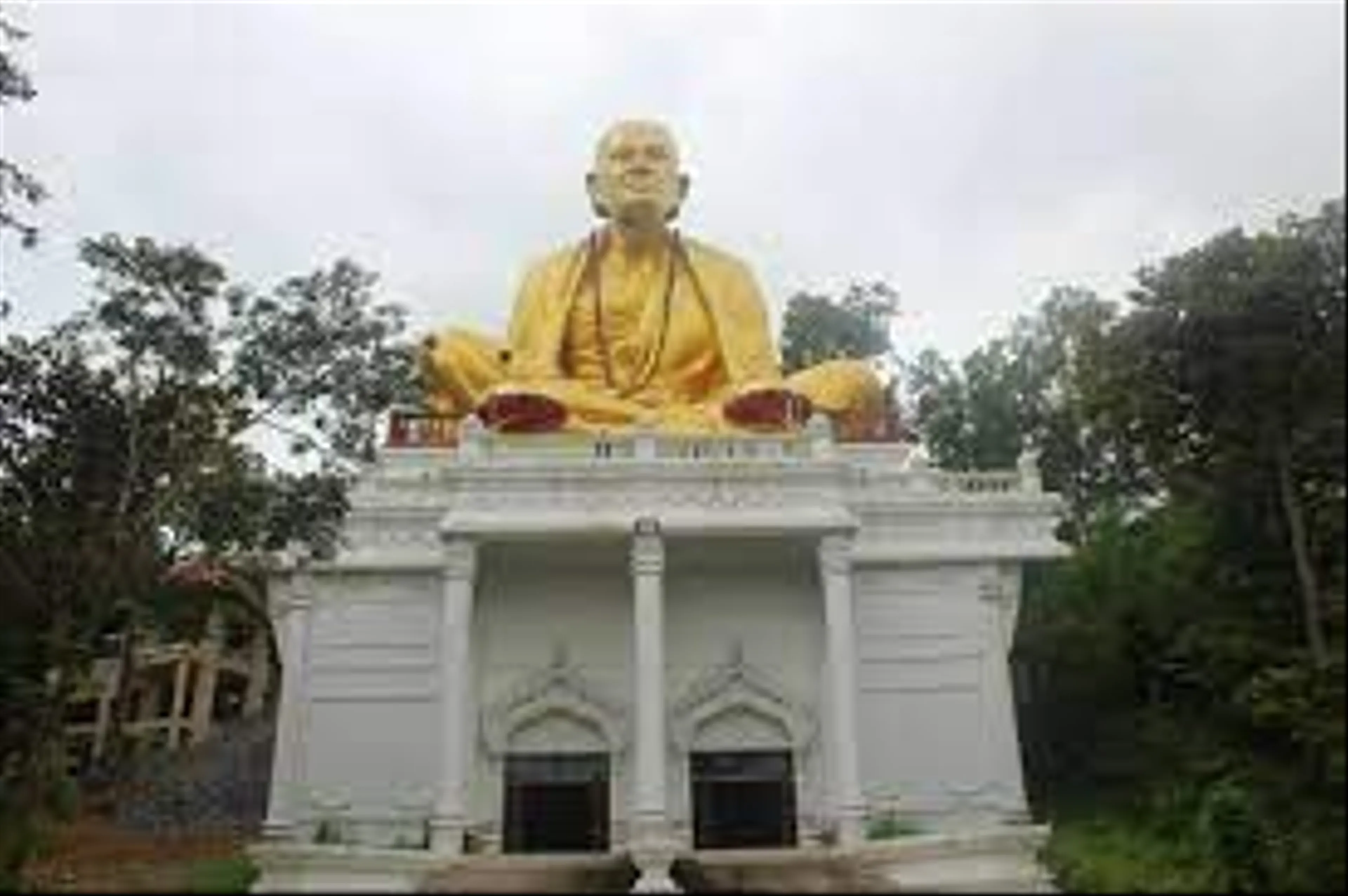 Kruba Srivichai Monument