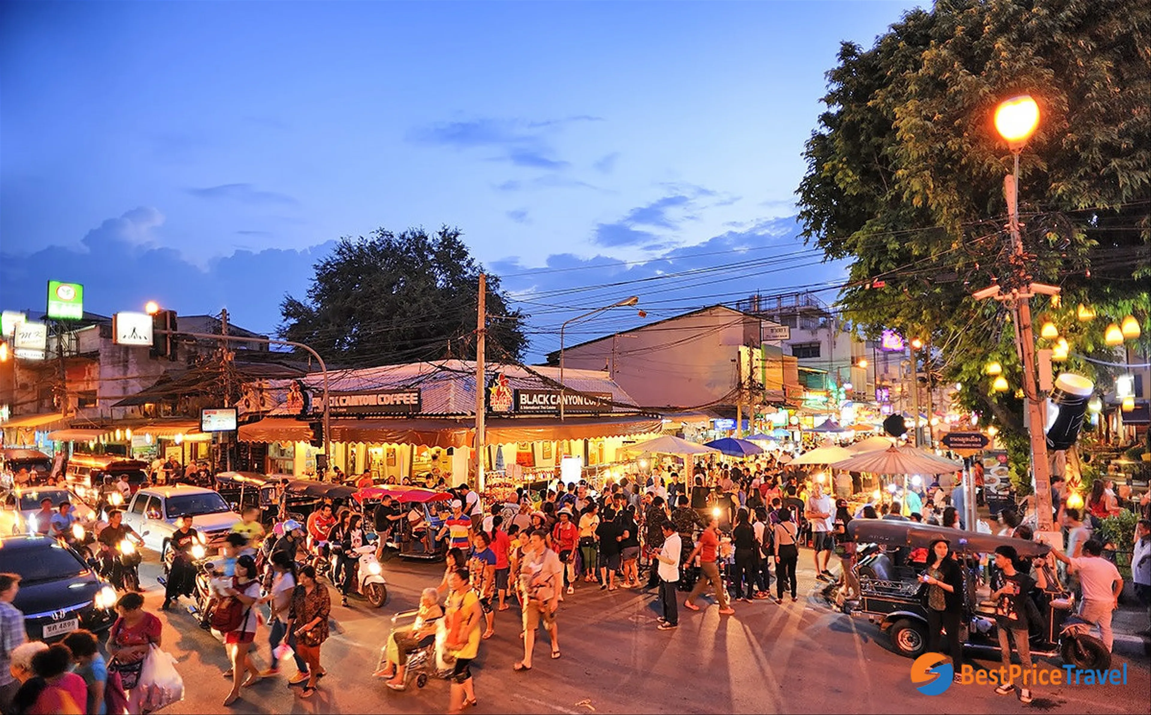 Tha Pae Sunday Walking Street