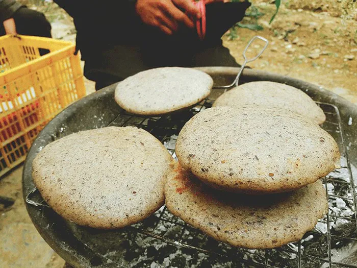Bánh tam giác mạch cũng là 1 đặc sản của vùng đất cao nguyên đá