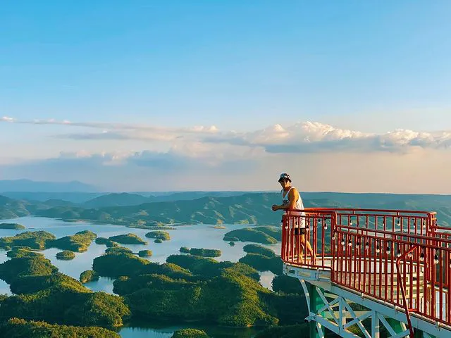 Cây cầu kính ở Tà Đùng tuy nhỏ nhưng là điểm chụp ảnh sống ảo cực đẹp (ảnh nguồn: internet)