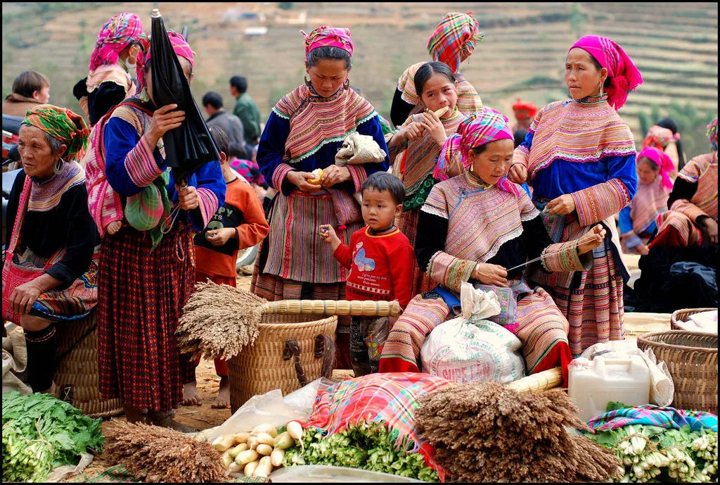 Phiên chợ với những hình ảnh đa sắc màu của người dân nơi đây