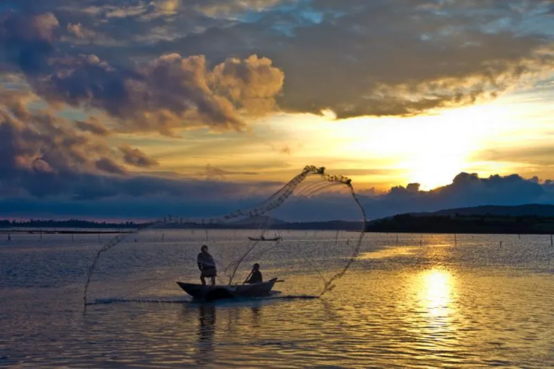 Đầm Ô Loan đón ánh nắng bình Minh