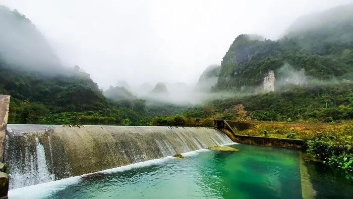 Đập Bắc Mỏ nước trong xanh, những làn mây là là trông thật nên thơ