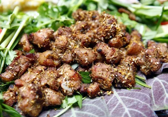 Lợn mán cũng là món ăn đặc sắc ở nơi đây