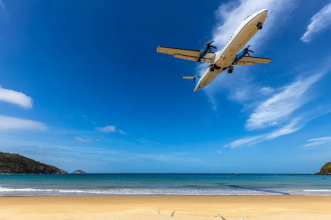Chiếc máy bay chuẩn bị hạ cánh bay ngang trên đầu