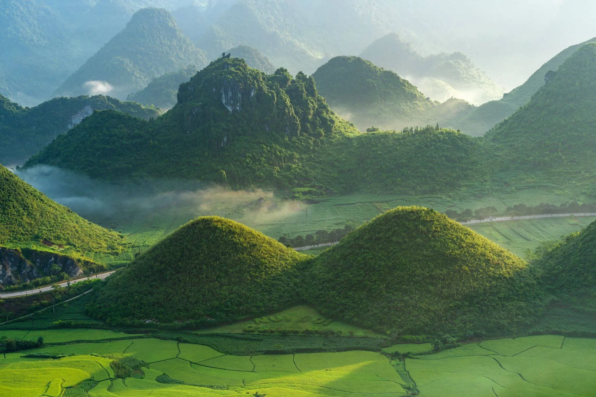 Núi đôi Quản Bạ trong nắng sớm