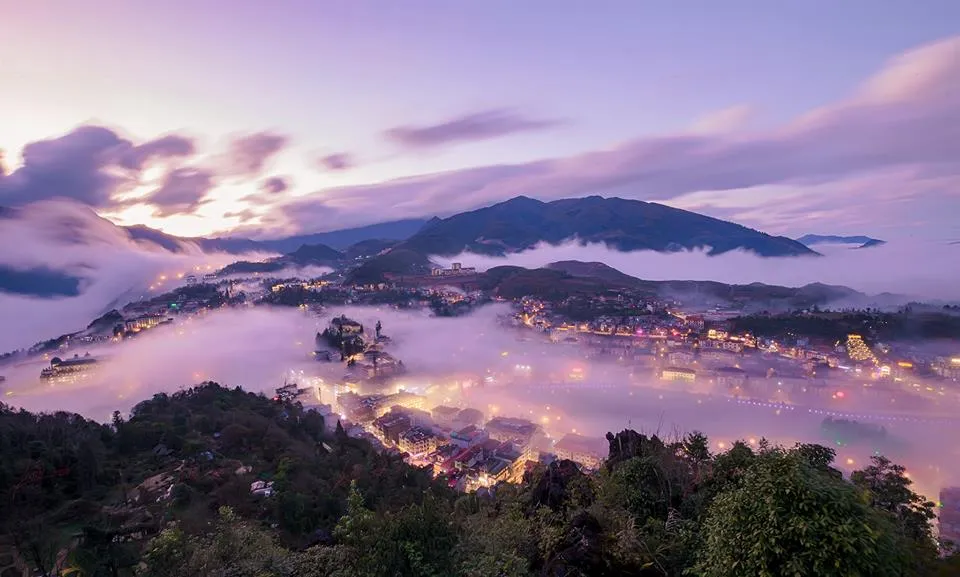 View từ núi Hàm Rồng nhìn xuống thị trấn SaPa lấp ló dưới làn mây huyền ảo