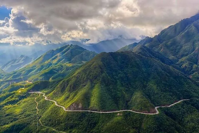 Từ trên cổng trời nhìn xuống con đèo Ô Quy Hồ với những con đường vắt ngang qua núi