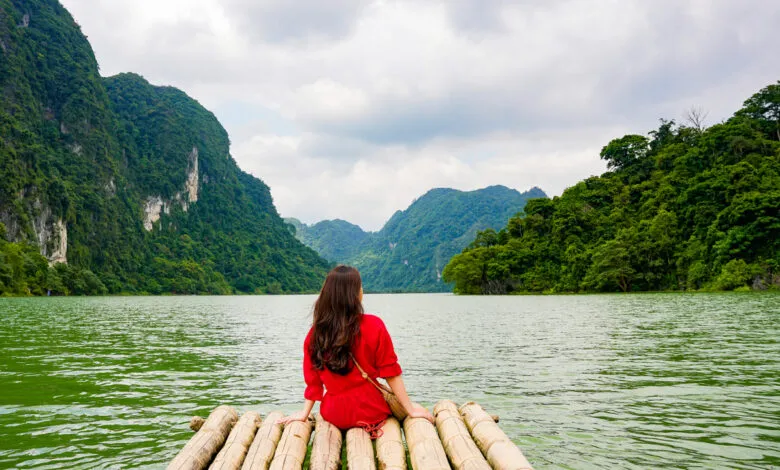 Mùa nước nổi bạn có thể ngồi trên bè để tham quan