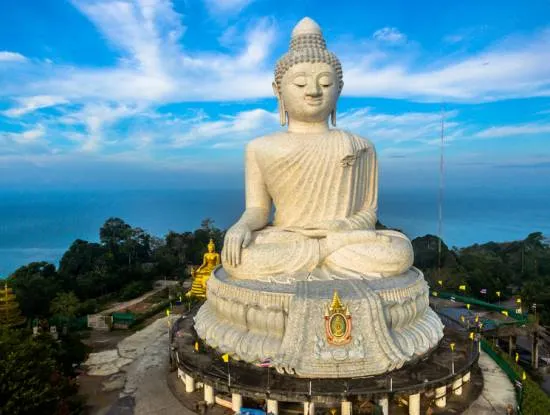 Tượng phật lớn làm bằng đá cẩm thạch ở Phuket