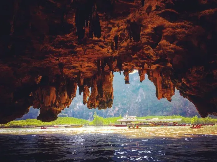 Vách đá vôi ở Vịnh Phang Nga