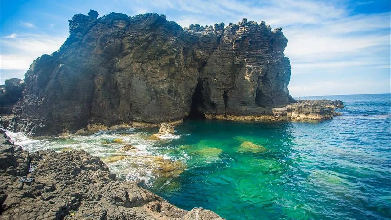 Bãi biển nhỏ nhưng nước lặng rất phù hợp để tắm biển