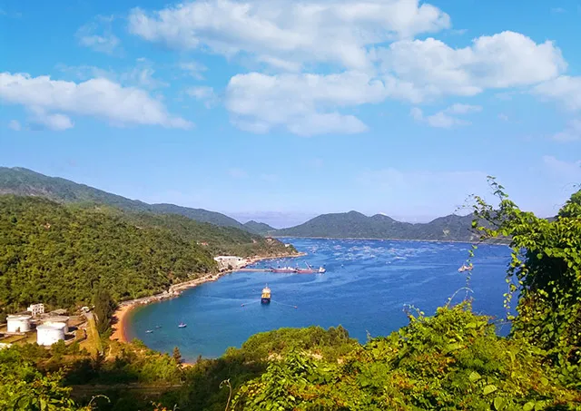 Vịnh Vũng Rô từ trên cao nhìn xuống