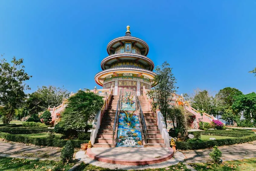 Wat Thawon Wararam là một ngôi chùa rất lớn và đẹp, mang phong cách kiến trúc Trung Hoa – Thái Lan
