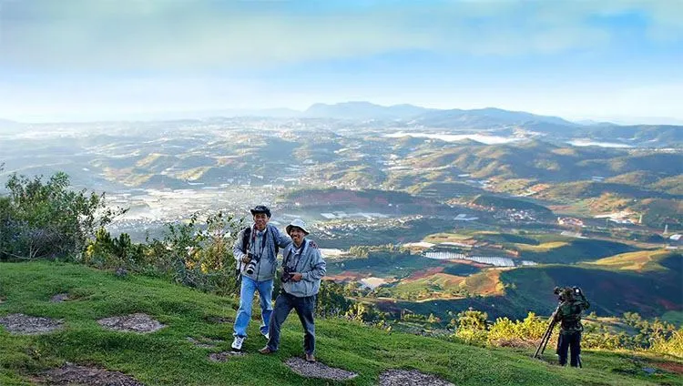 Trekking chinh phục đỉnh Langbiang