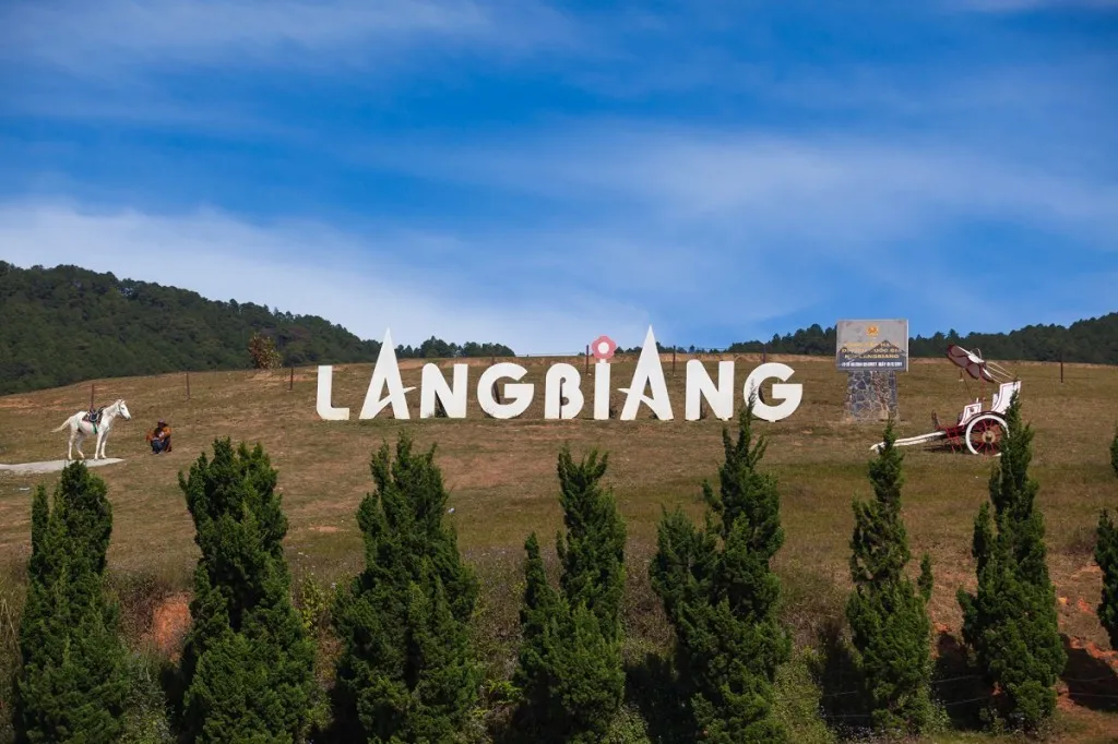 Trekking chinh phục đỉnh Langbiang