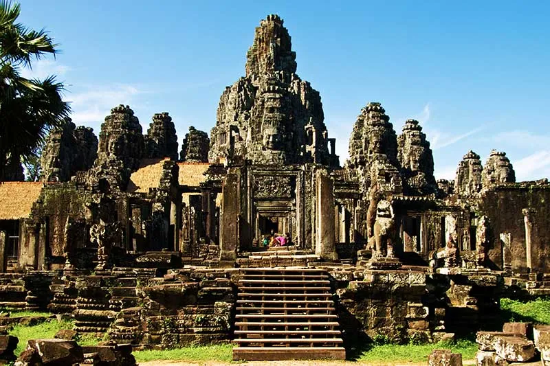 Kiến trúc của ngôi đền được mô phỏng theo ngọn núi Meru vĩ đại của Ấn Độ