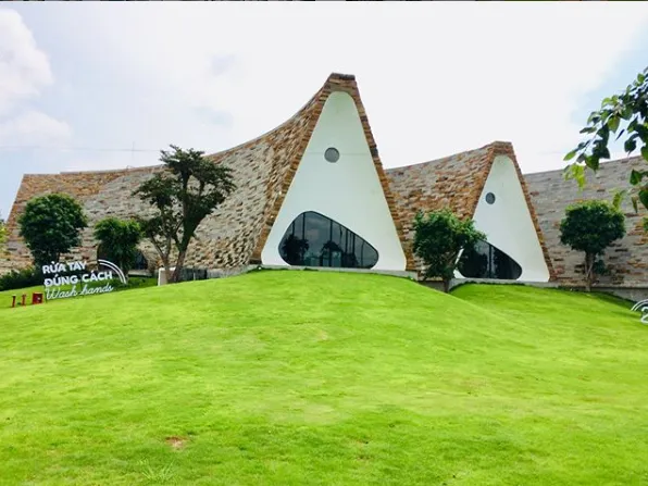 Xung quanh là khuôn viên cỏ cây xanh mát