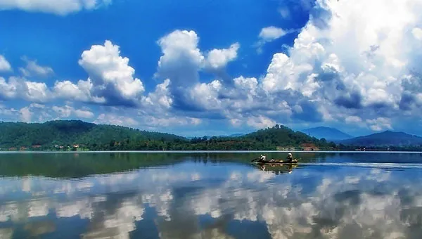 Hoạt động chèo thuyền trên hồ Lắk