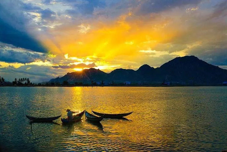 Chiều hoàng hôn buông xuống trên đầm Thị Nại