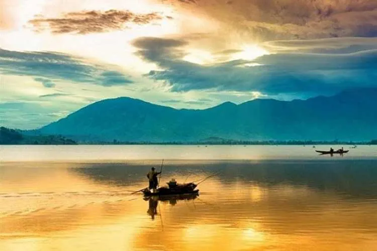 Khung cảnh hồ Lắk lúc hoàng hôn