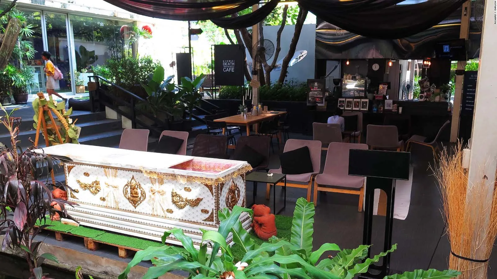 Một hình ảnh rất táo bạo ở Kid Mai Death Awareness Cafe