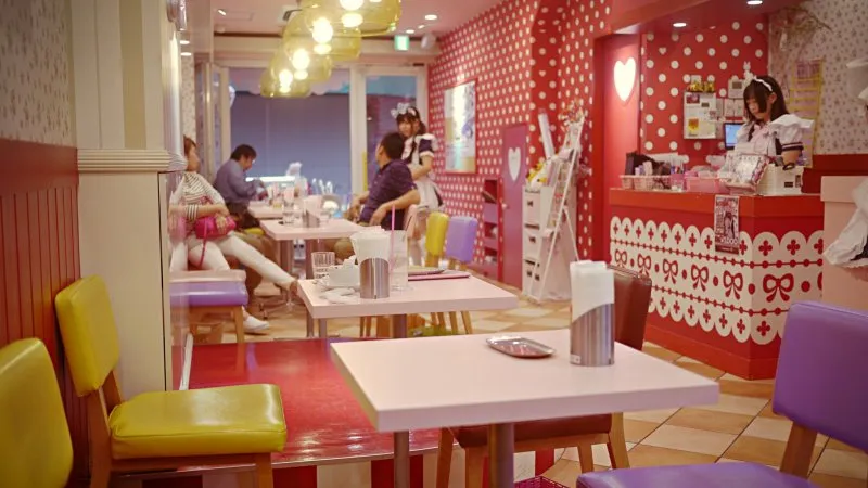 Maidreamin quán cà phê với những cô gái hóa trang thành cô hầu gái