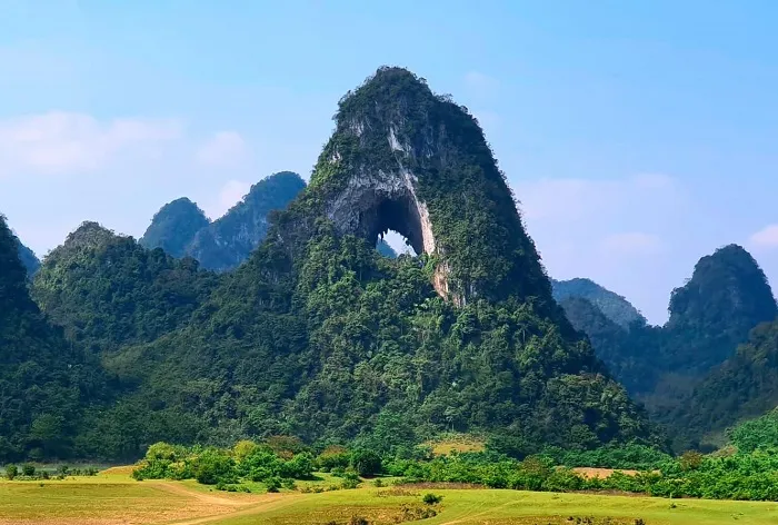 Ngọn núi có 1 lỗ thủng tựa con mắt