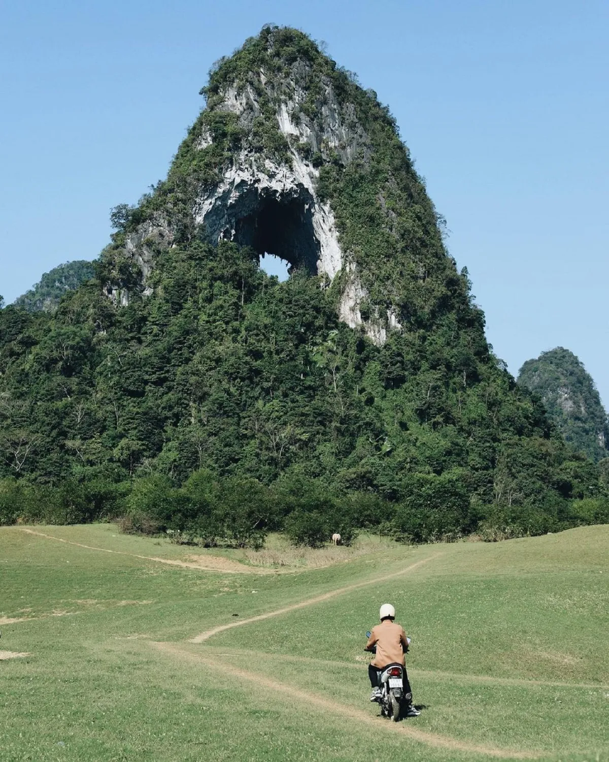 Khung cảnh ngay dưới chân núi
