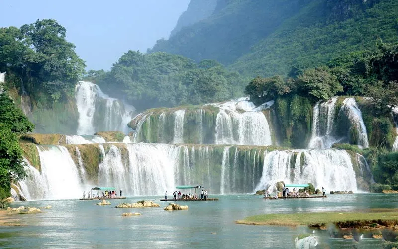 Khách du lịch được đi thuyền để tham quan con thác