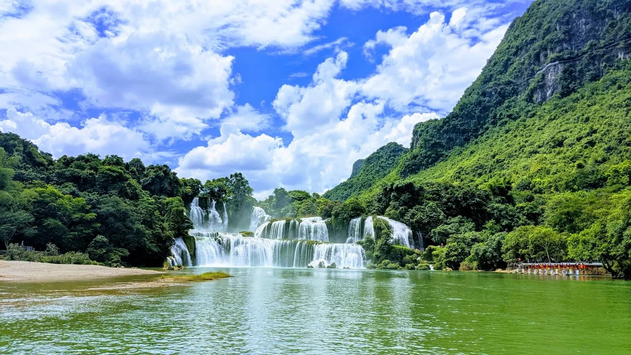 Toàn cảnh khu vực thác chính của thác Bản Giốc