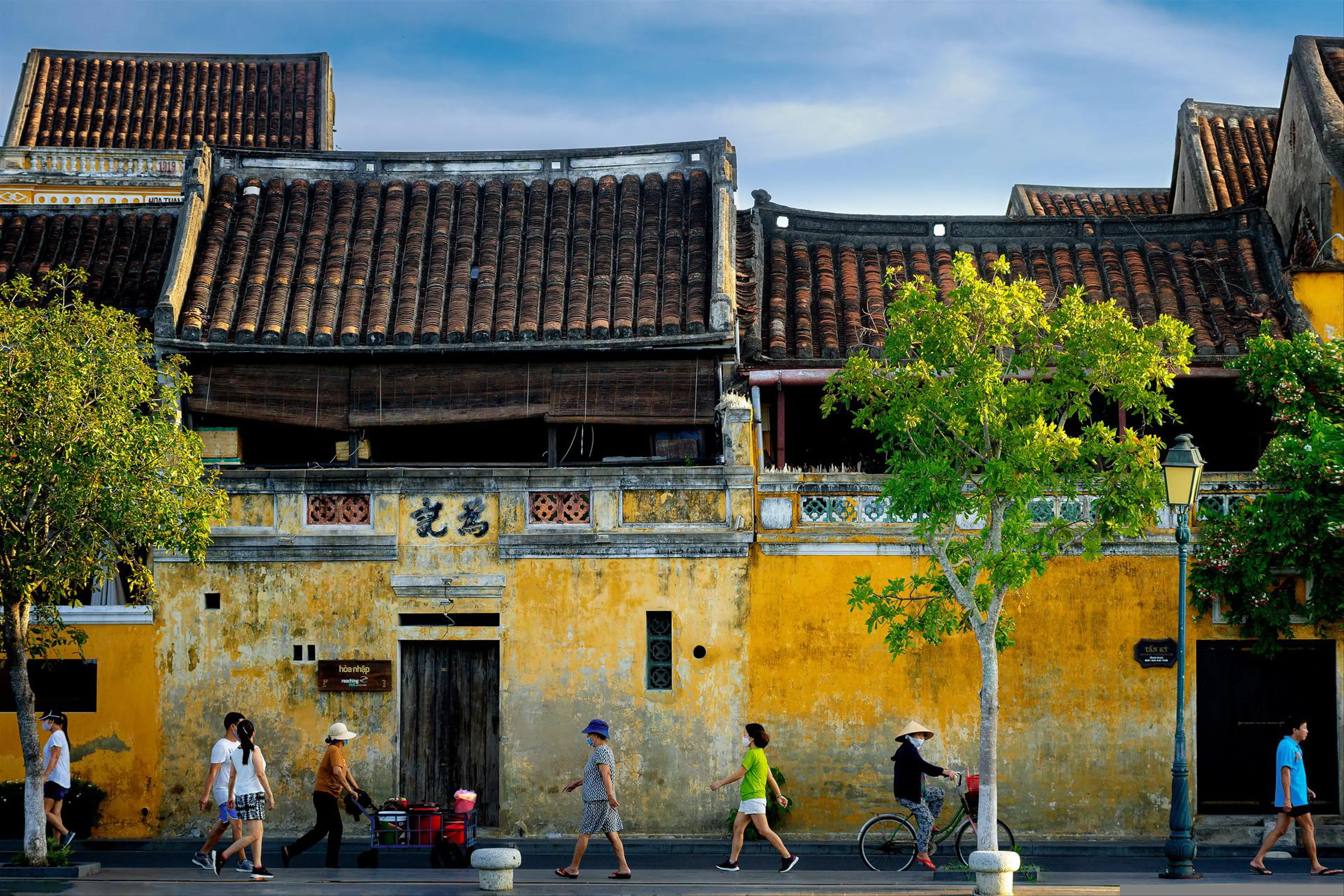 How much does it cost to travel to Vietnam from India?