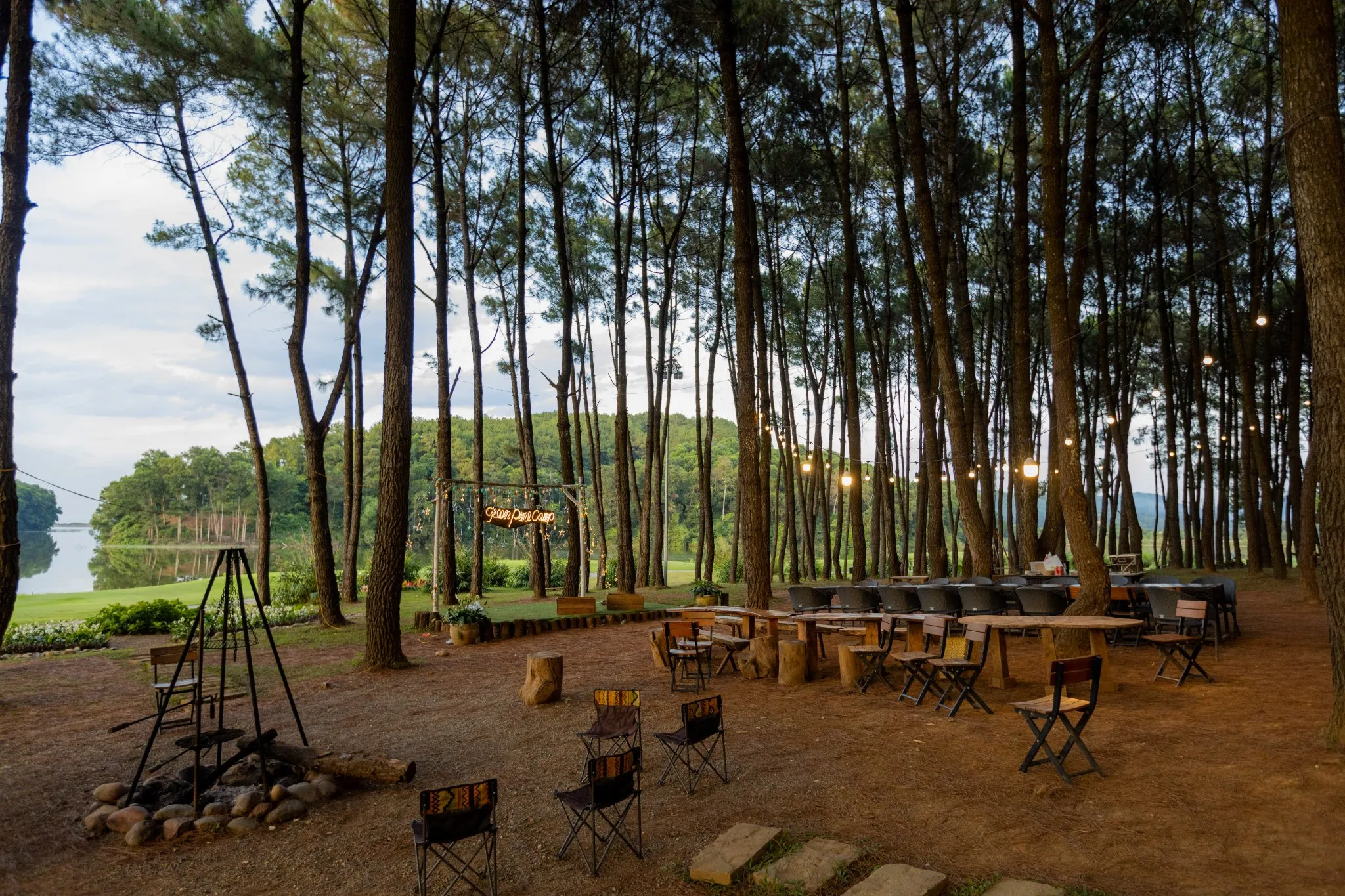 Khu nướng BBQ bên cạnh hồ nước trong xanh