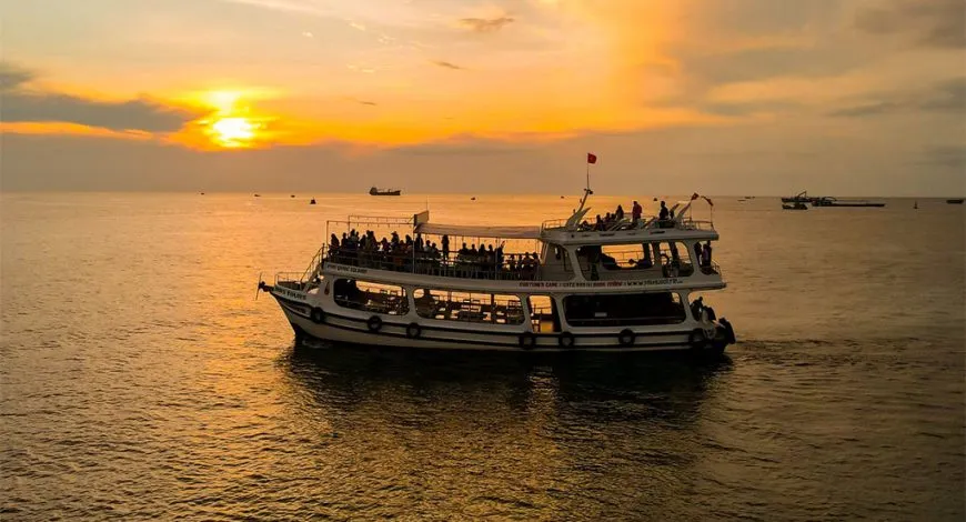 Câu mực đêm kết hợp ngắm hoàng hôn trên biển sẽ là trải nghiệm tuyệt vời cho bạn
