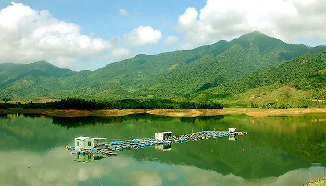 Không gian yên bình, xanh mát ở hồ Hòa Trung