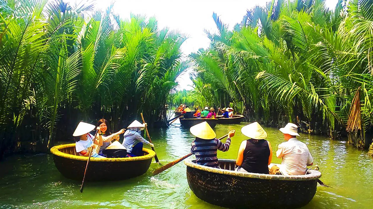 Hình ảnh rừng dừa nhìn từ trên cao với những chiếc thuyền thúng len lỏi