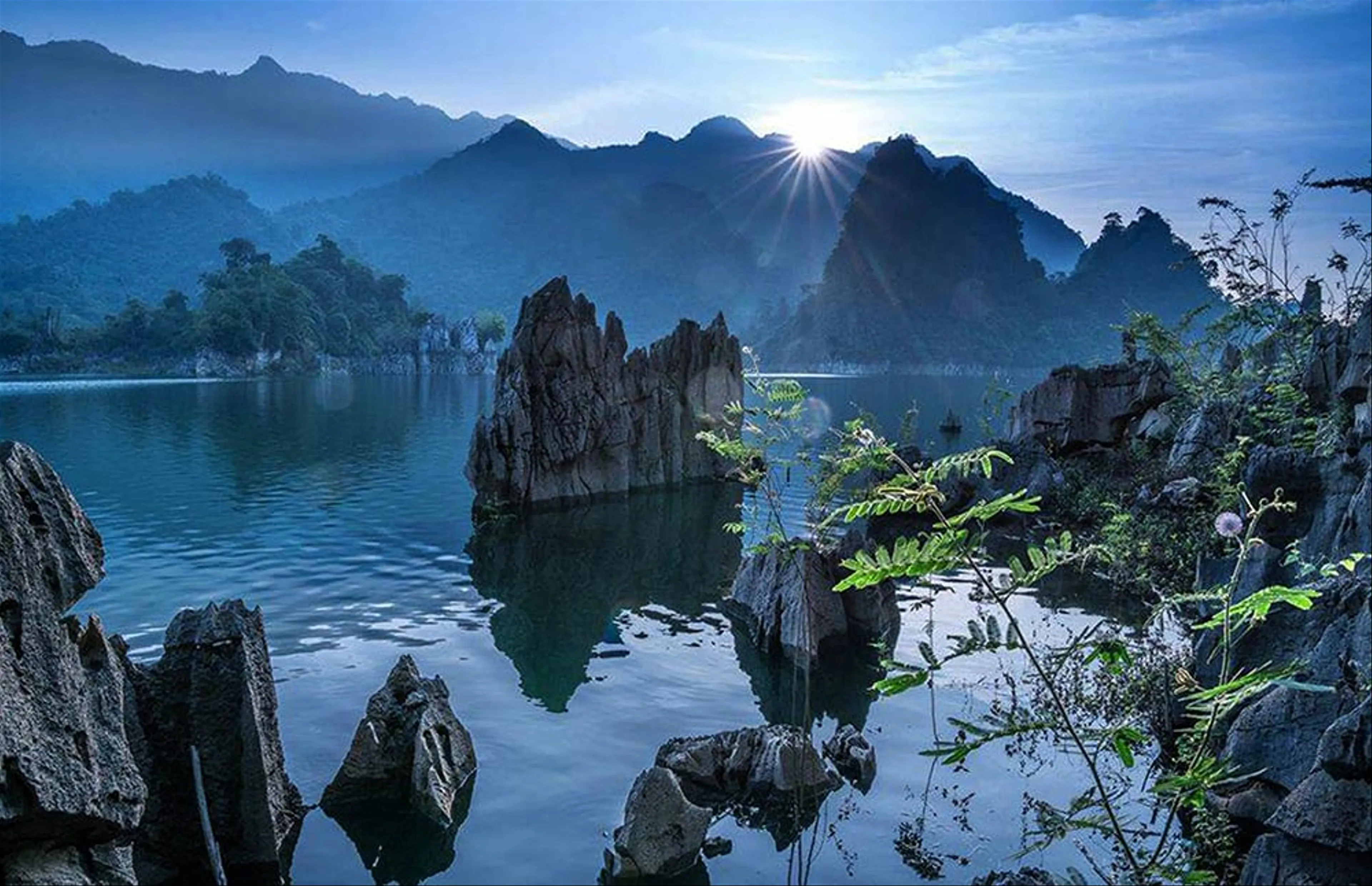 Ho Chi Minh - Northeast: Hanoi - Tuyen Quang - Ha Giang - Dong Van - Lung Cu Flagpole - Lam Binh Lake & Na Hang - Khuoi Nhi Waterfall