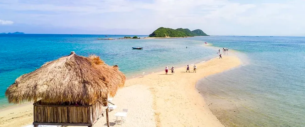 Khi thủy triều xuống sẽ hiện ra con đường đi bộ nối ra đảo