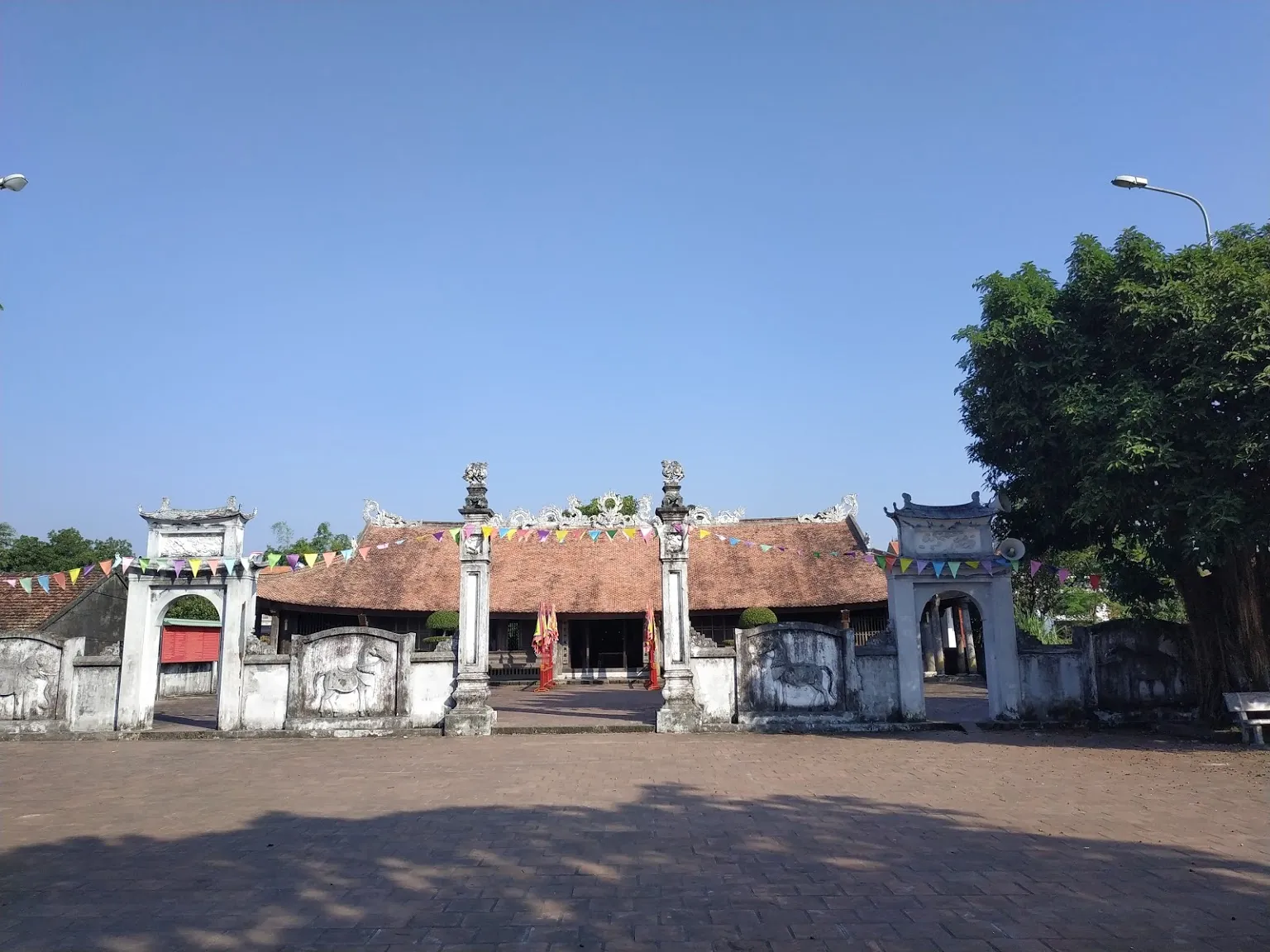 ĐÌnh Trà Cổ là một trong những ngôi đình có quy mô lớn nhất ở Quảng Ninh