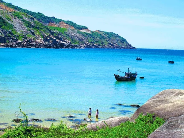 Những tảng đá xếp chồng lên nhau ở hòn Chùa
