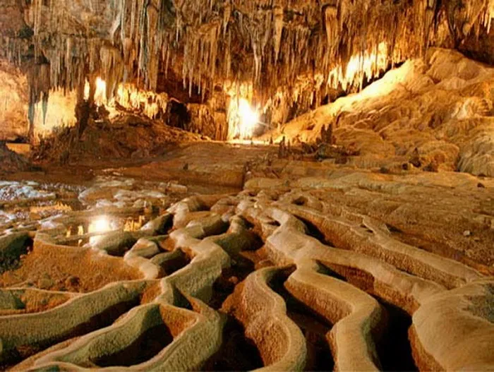 Khám phá các hang động tự nhiên vô cùng đẹp