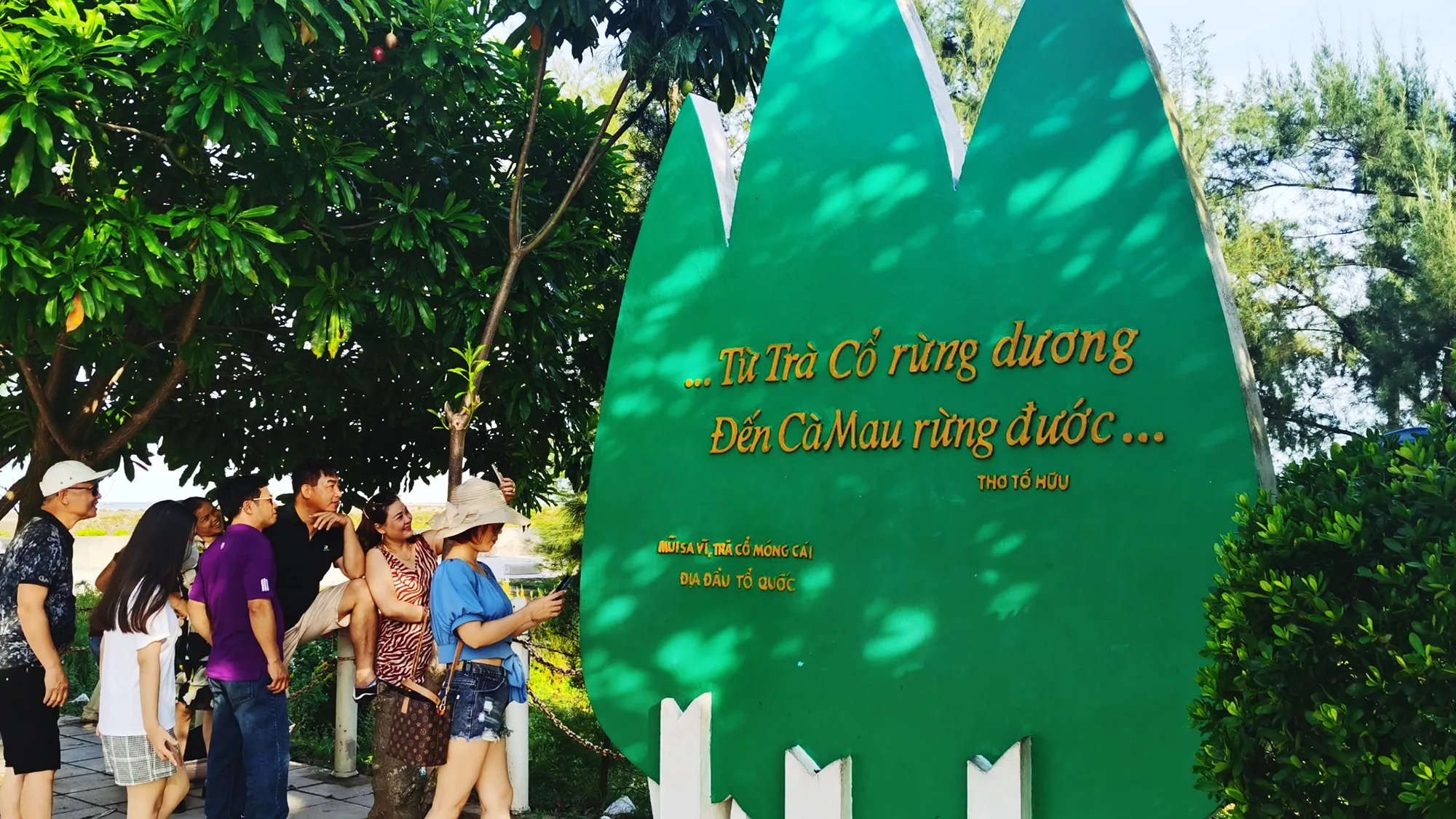 Bức phù điêu hình 3 ngọn thông vươn thẳng lên trời