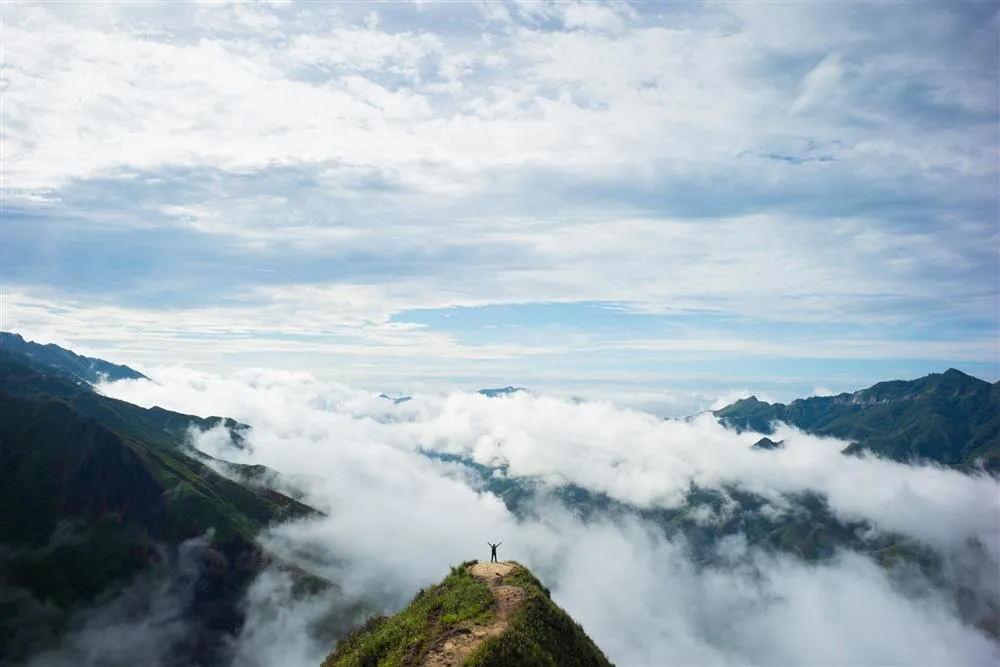 Biển mây đổ xuống trên sống lưng khủng long ở Tà Xùa