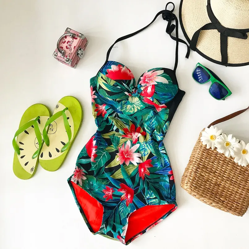 Một bộ bikini nổi bật để bạn thỏa sức tạo dáng trên bãi biển