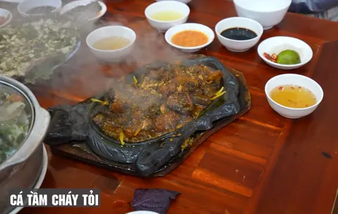 Cá Tầm cháy tỏi