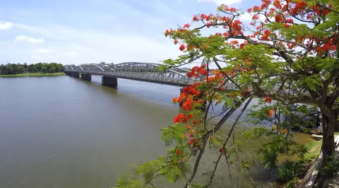 Huế mỗi mùa lại mang trong mình những nét đẹp riêng - Cầu Trường Tiền