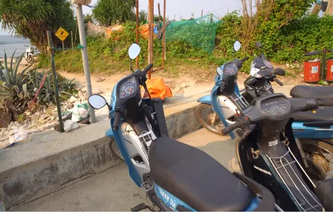 Xe máy là phương tiện đi lại phù hợp nhất trên đảo