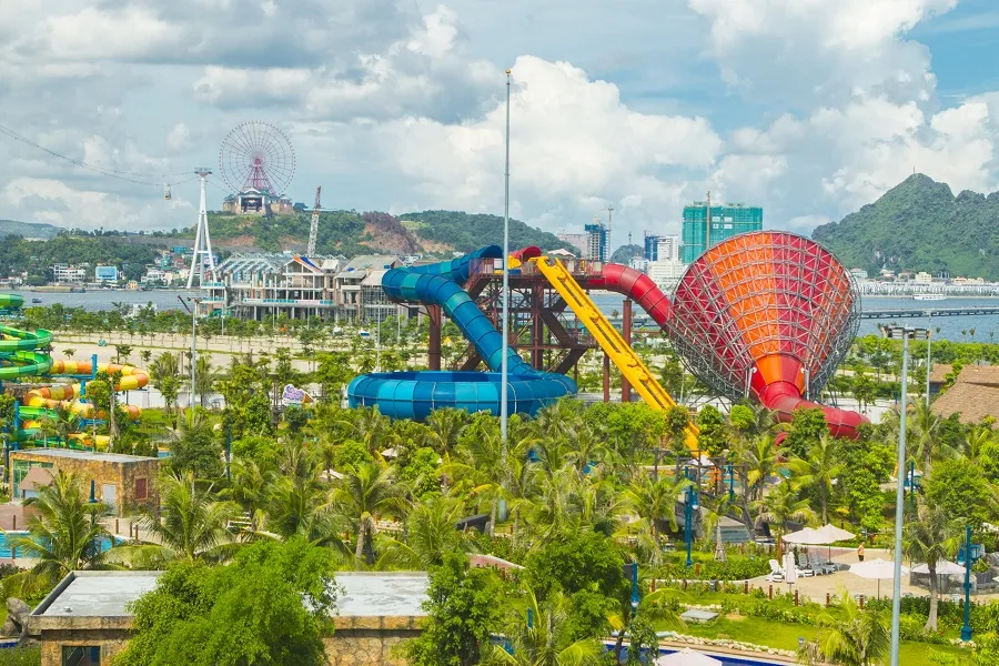 Công viên nước Hồ Tây với nhiều trò chơi lý thú